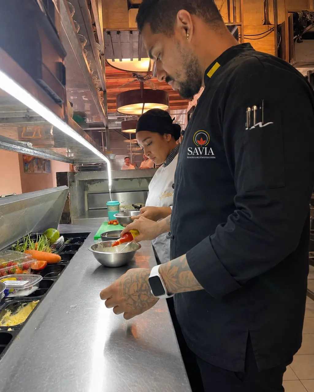 Retrato de Andrés Jaraba, chef ejecutivo corporativo de SAVIA, en cocina.