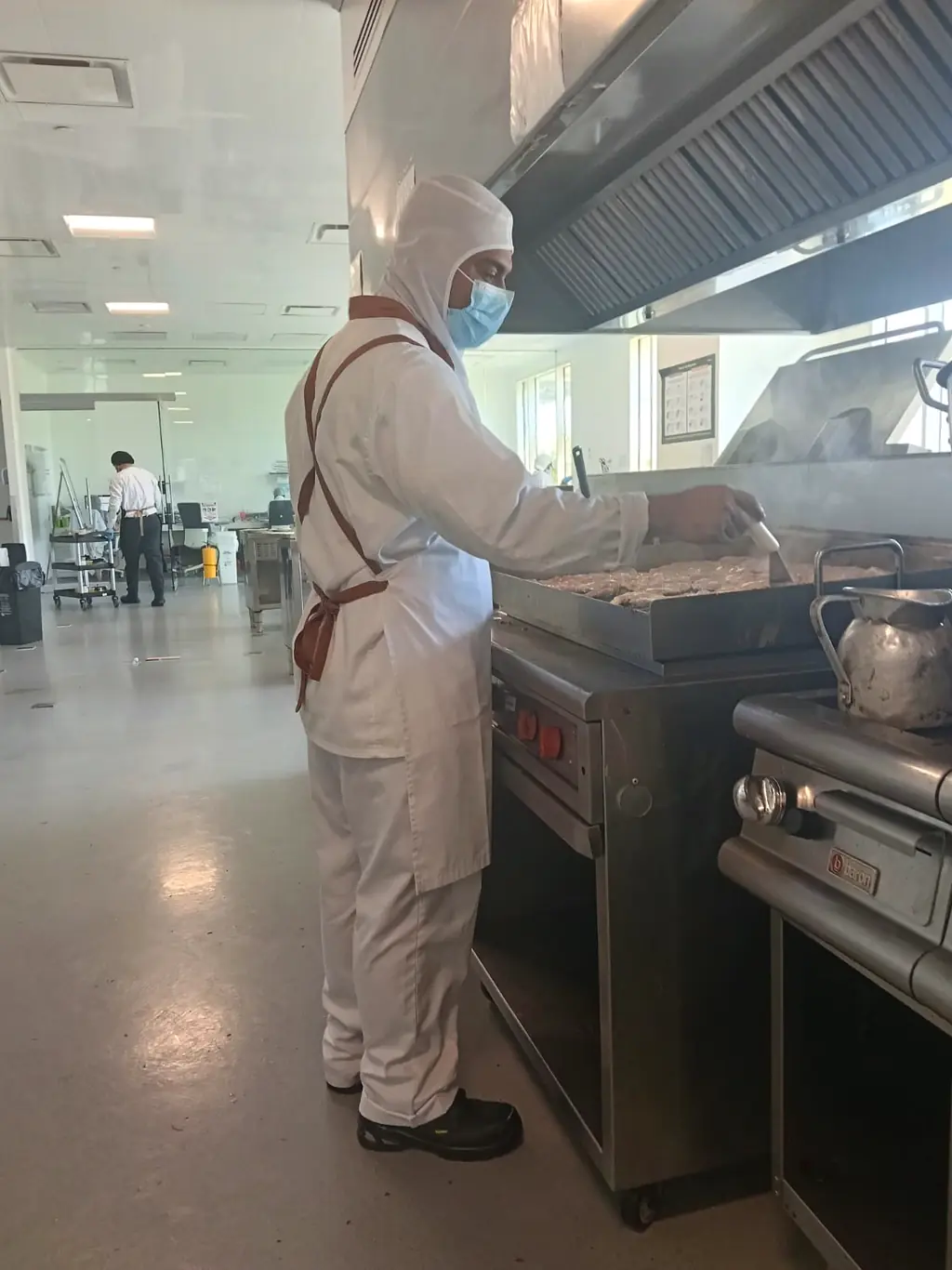Dotación y elementos de protección personal del equipo de cocina, dispuestos antes del turno.