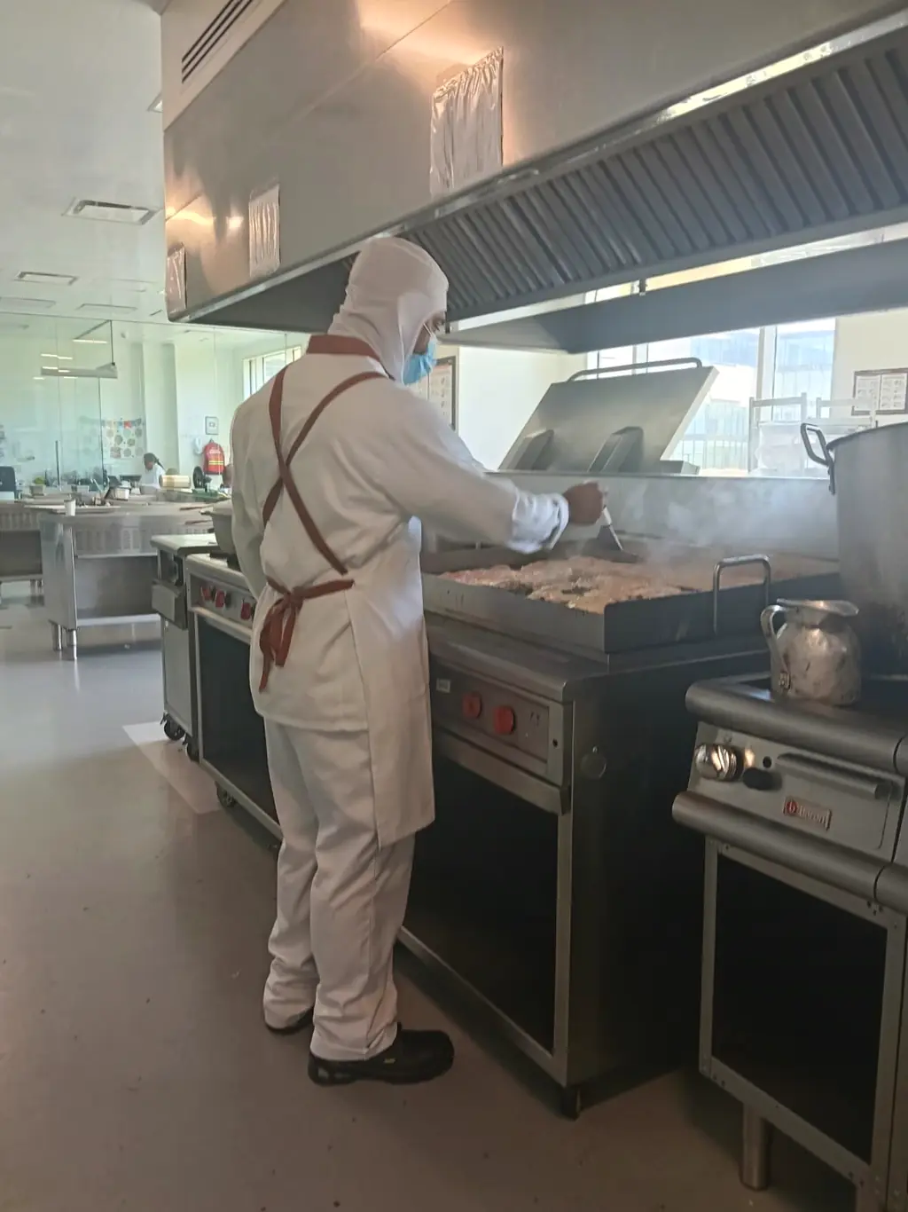 Elementos de protección personal para manipulación de alimentos en la zona de producción.