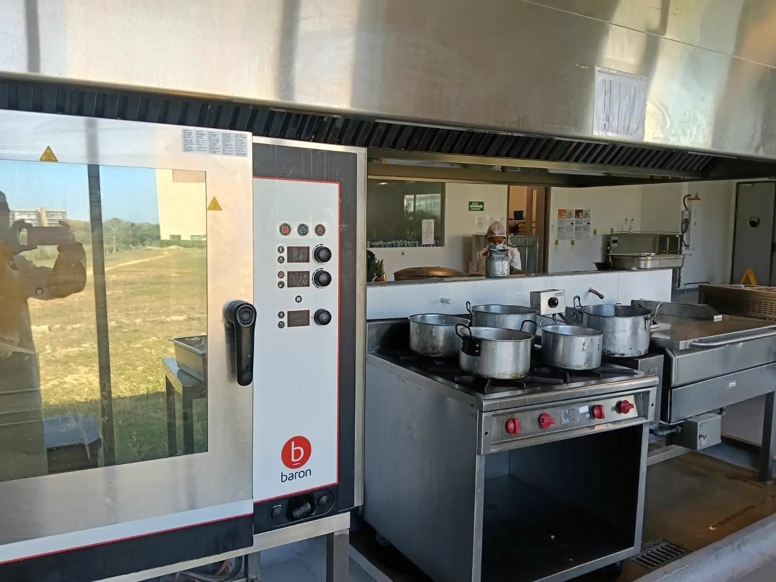 Horno de convección de uso industrial en una de las cocinas de producción de SAVIA.