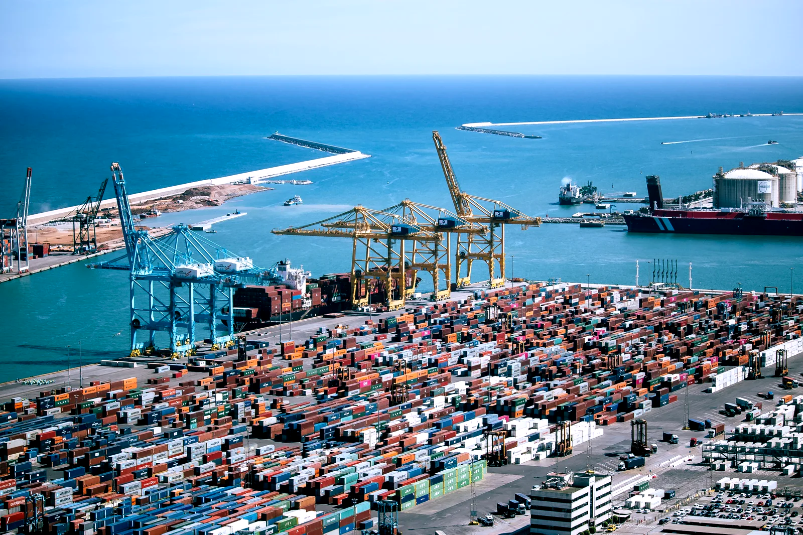 Terminal de contenedores vista desde el aire, con las grúas pórtico operando sobre los buques atracados.