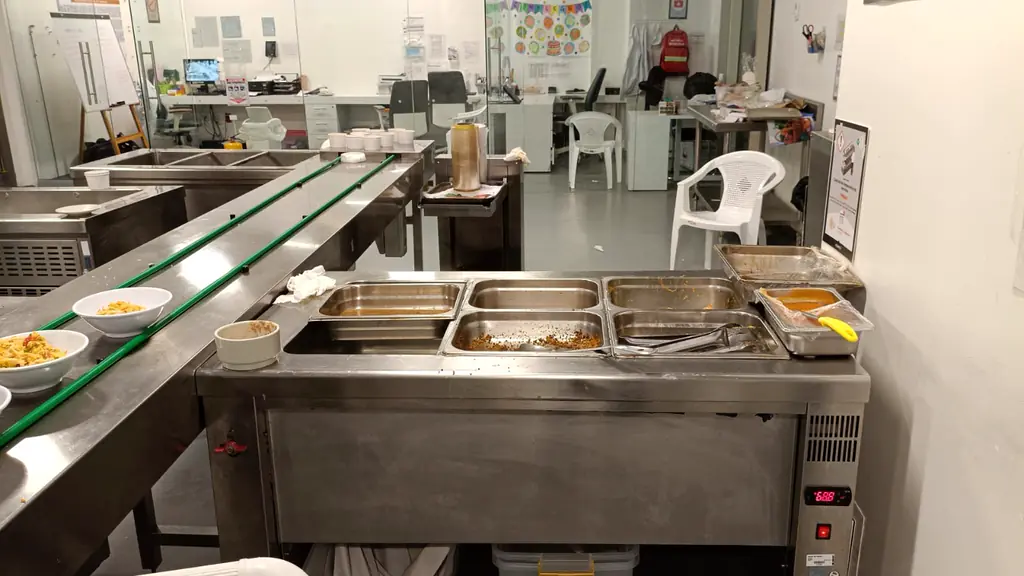 Línea de buffet montada y lista para el servicio, con recipientes de mantenimiento térmico.