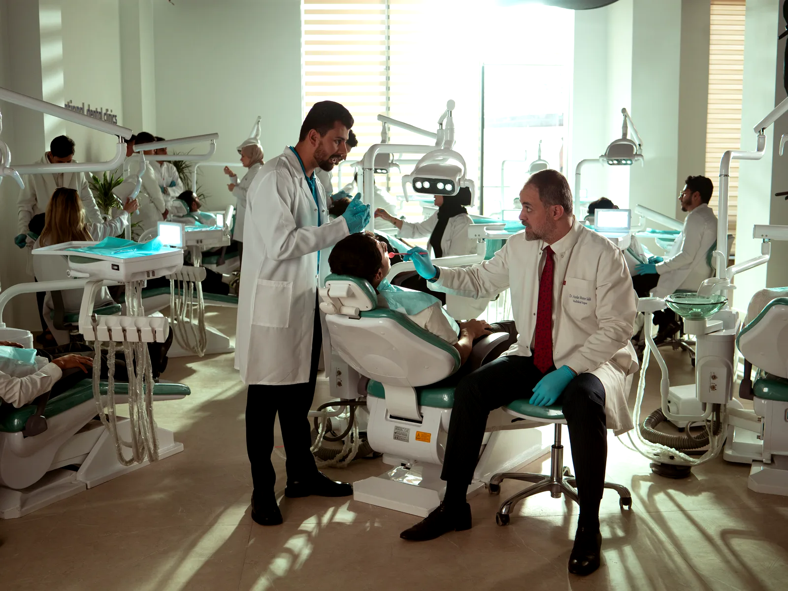 Sala de una clínica odontológica con varias unidades en atención simultánea.
