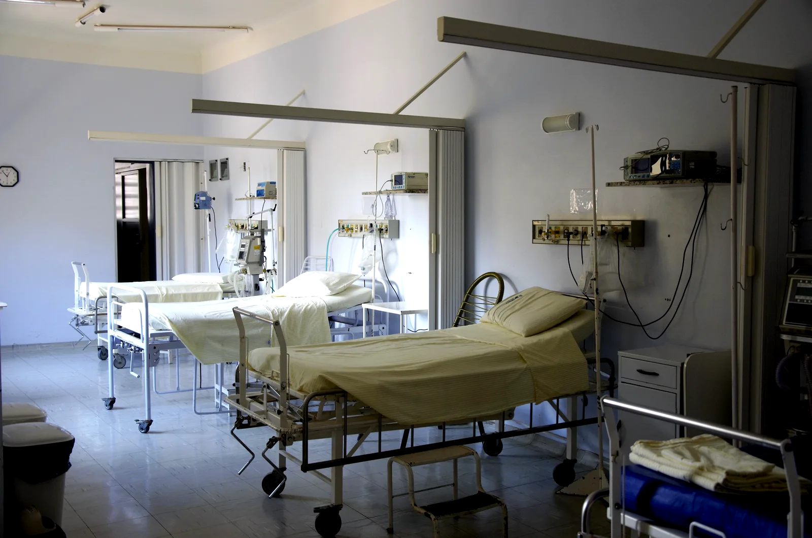 Sala de hospitalización con las camas montadas y el equipamiento de cabecera dispuesto.