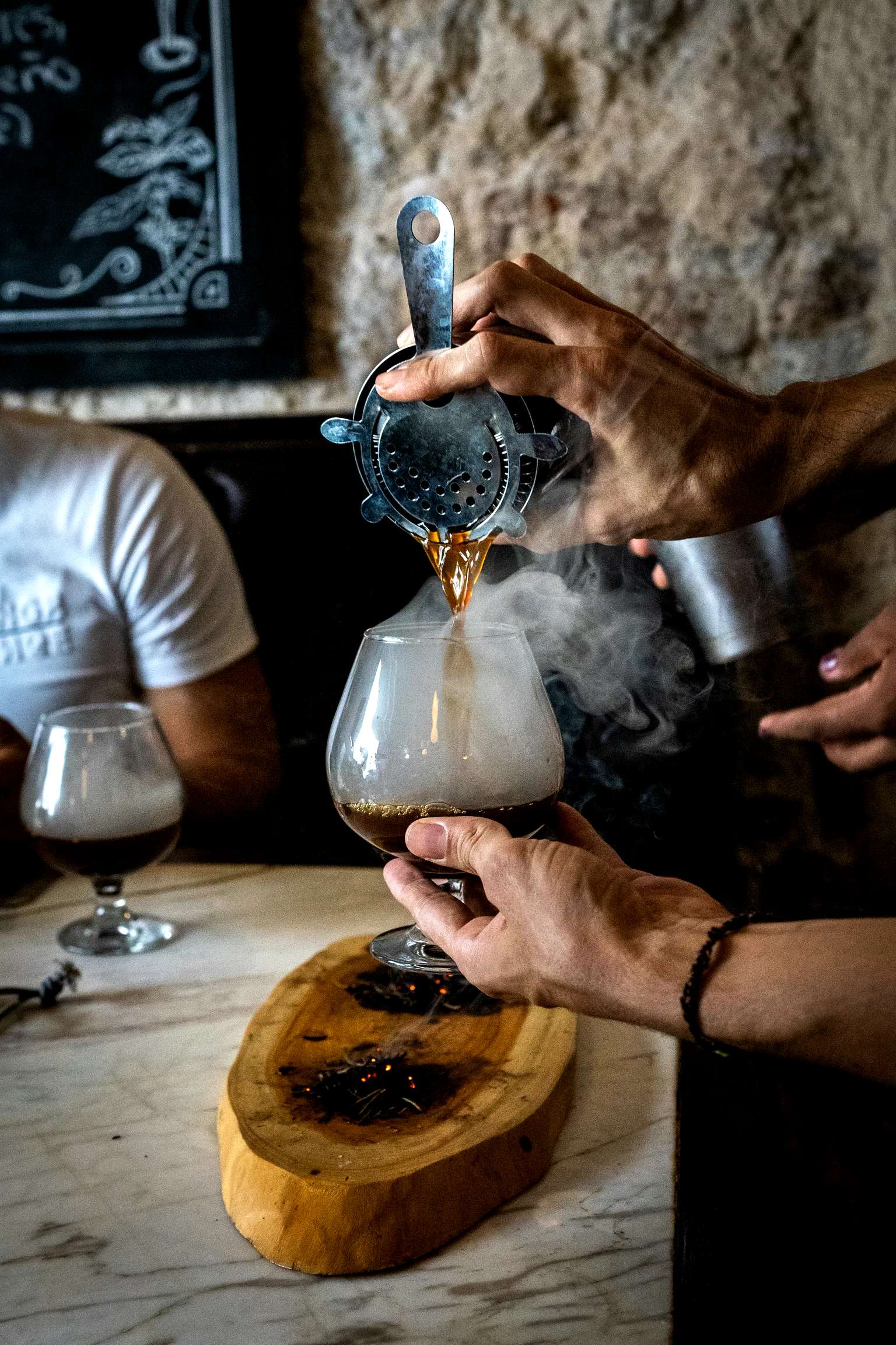 Preparación de café de especialidad colando la extracción sobre una copa, en un taller de barismo.