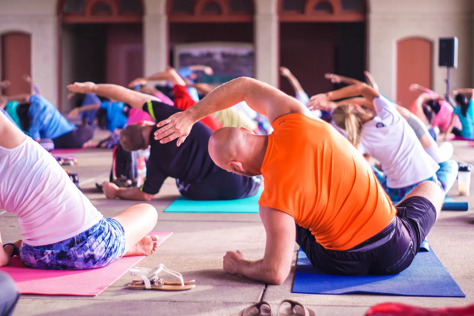 Sesión de yoga en grupo dentro de un espacio corporativo.